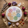 Disque sélénite 7 chakras gravés et colorés à la main au Maroc — outil de rééquilibrage énergétique, artisanat authentique | Pure Selenite
