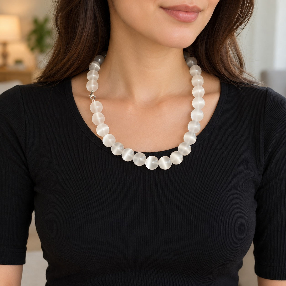 Collier en perles de sélénite naturelle  et Fermoir en acier inoxydable