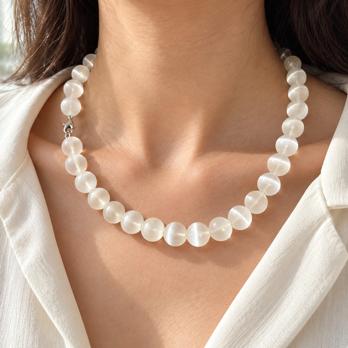 Collier en perles de sélénite naturelle  et Fermoir en acier inoxydable