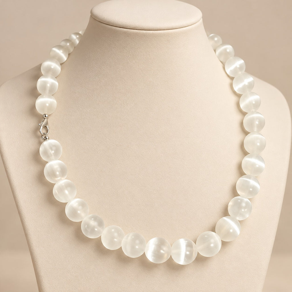 Collier en perles de sélénite naturelle  et Fermoir en acier inoxydable
