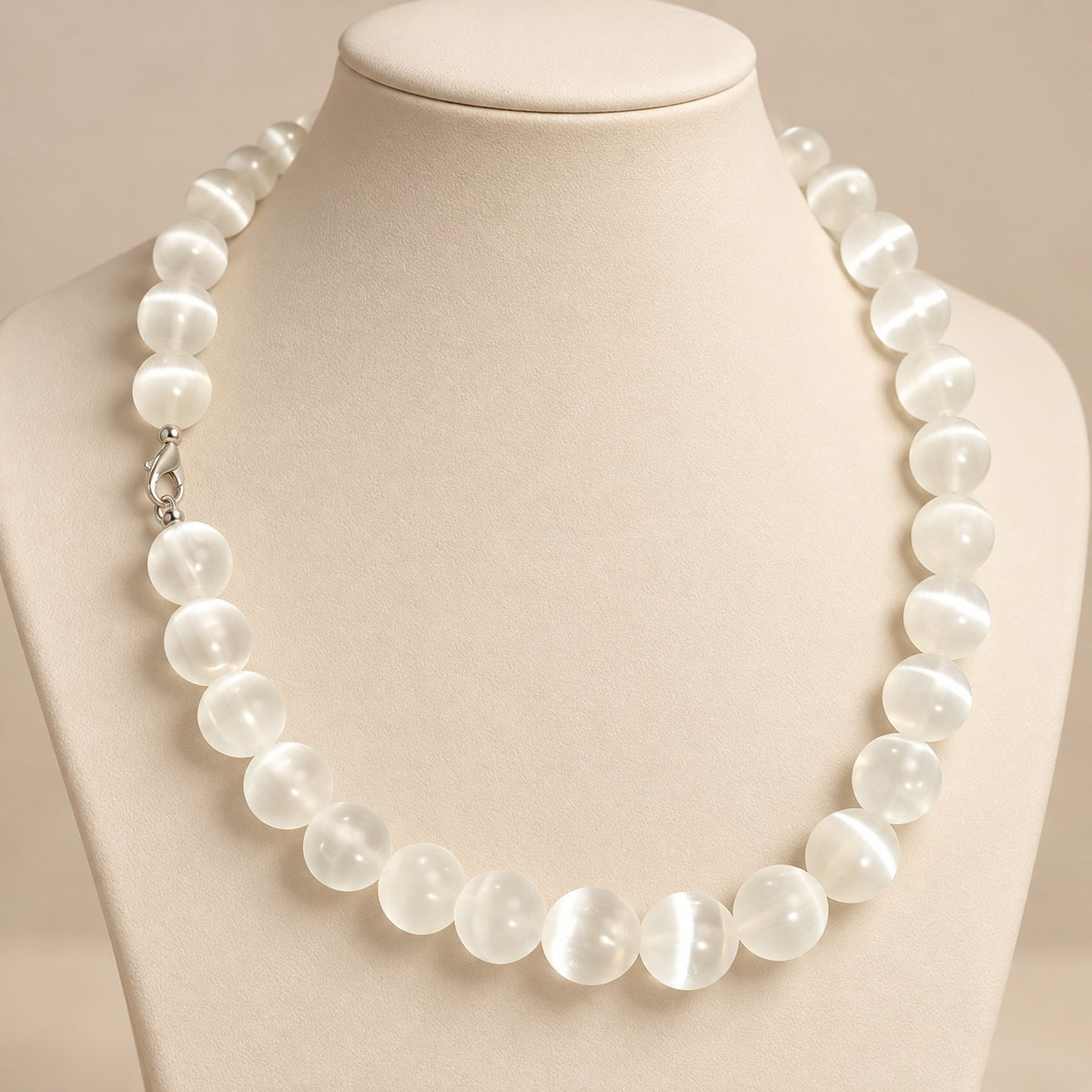 Collier en perles de sélénite naturelle  et Fermoir en acier inoxydable