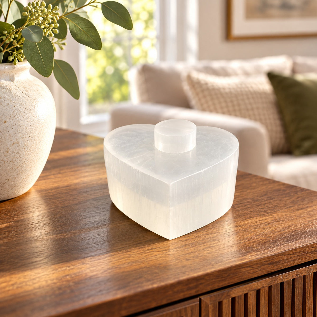Boîte cœur sélenite fermée sur meuble en bois — décoration intérieure zen, cristal purifiant artisanal Maroc | Pure Selenite