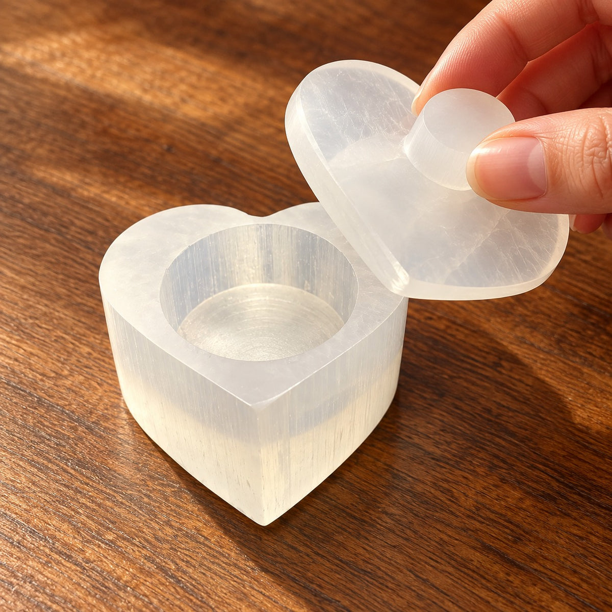 Boîte cœur sélenite fermée sur meuble en bois — décoration intérieure zen, cristal purifiant artisanal Maroc | Pure Selenite