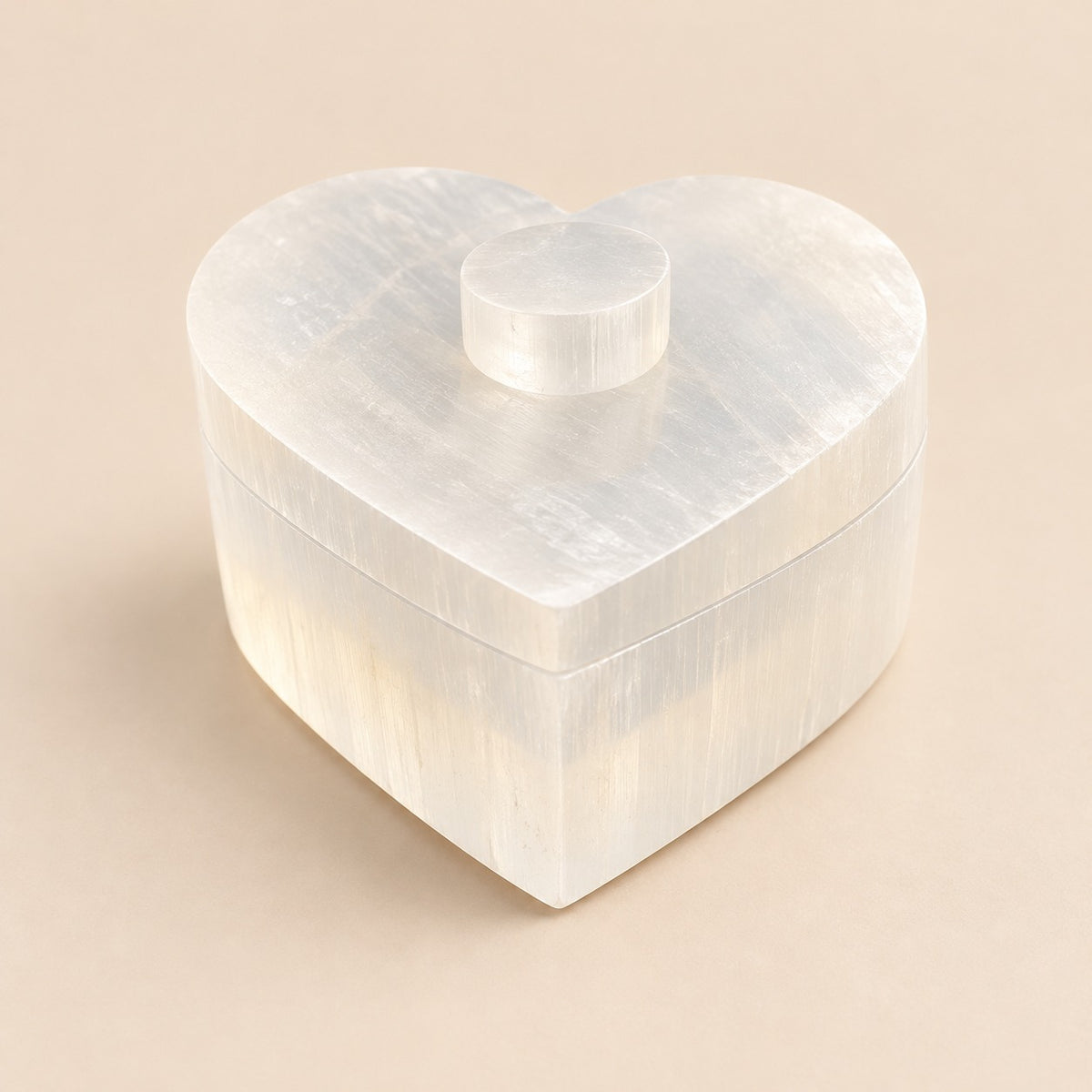 Boîte à bijoux cœur sélenite vue de dessus — forme cœur parfaite, pierre blanche nacrée translucide, handmade Maroc | Pure Selenite