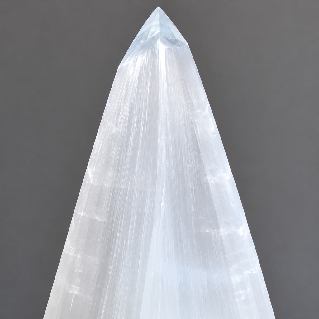 Pyramide sélenite pure base naturelle — outil spirituel Reiki et lithothérapie, chakra couronne, fait main au Maroc | Pure Selenite