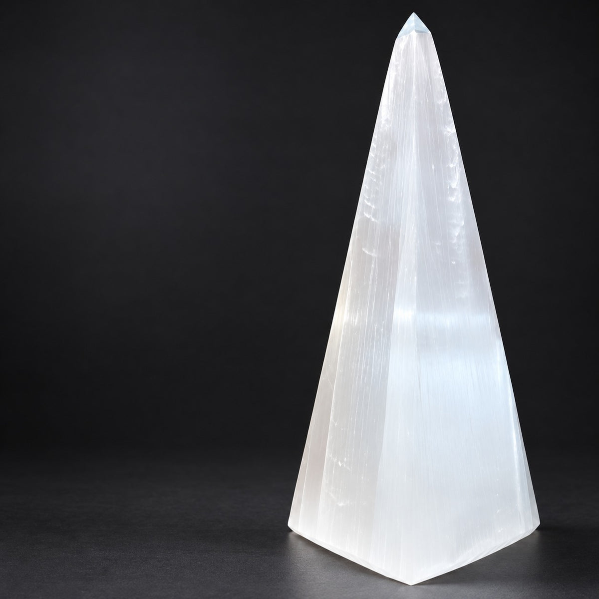 Pyramide sélenite blanche fond noir — photo produit haute définition, cristal translucide sculpté à la main au Maroc | Pure Selenite