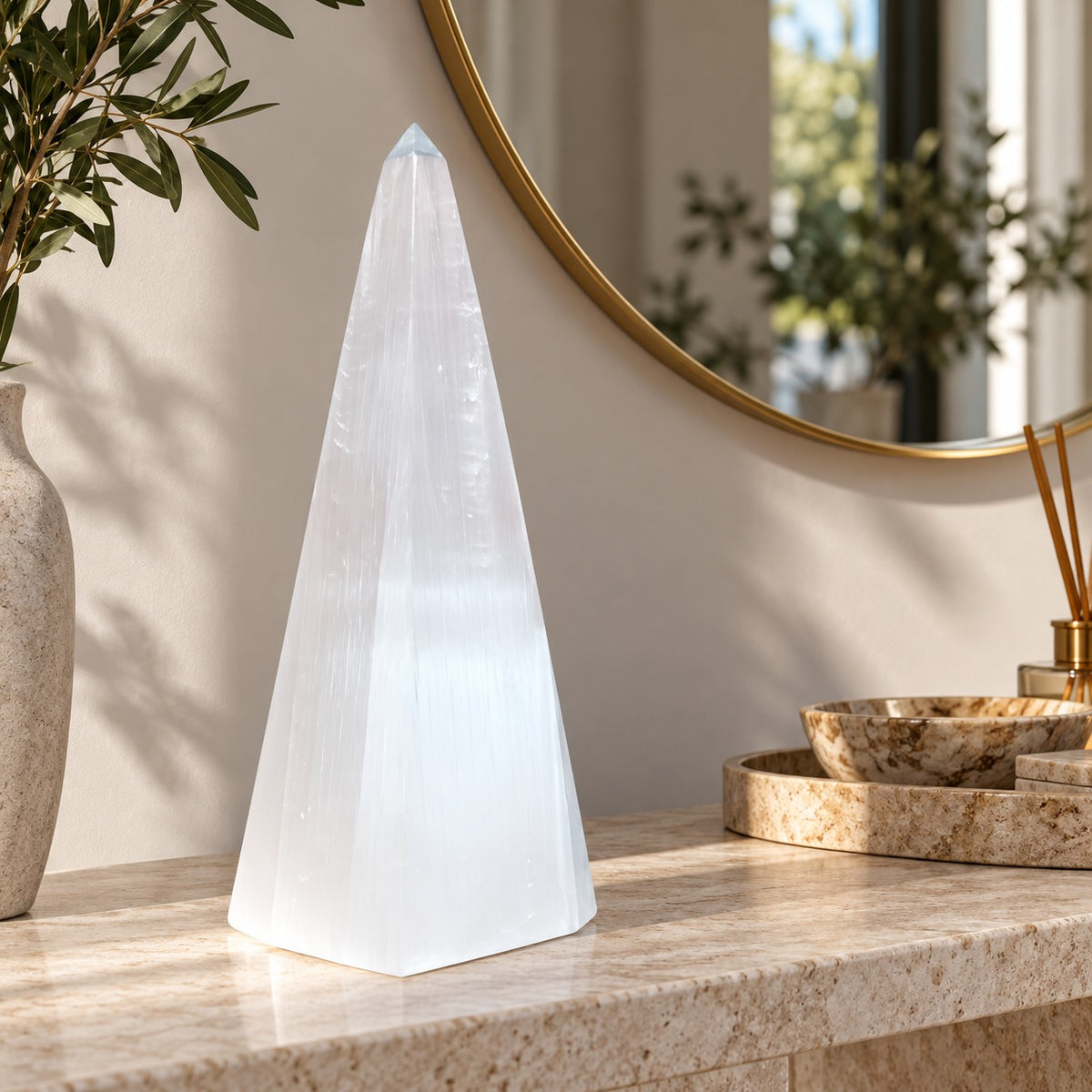 Pyramide sélenite pure sur fond lin — vue complète, pierre naturelle lumière douce, décoration spirituelle Reiki | Pure Selenite