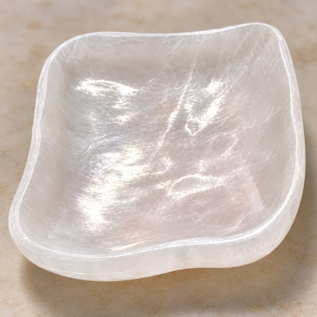 Bol carré sélenite vue de dessus fond beige — coupelle spirituelle bords ondulés naturels, chargeur cristaux artisanal | Pure Selenite