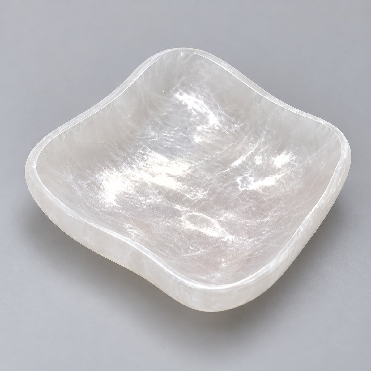 Bol carré sélenite blanche vue 3/4 fond gris — coupelle décorative minimaliste, énergie positive pierre naturelle Maroc | Pure Selenite
