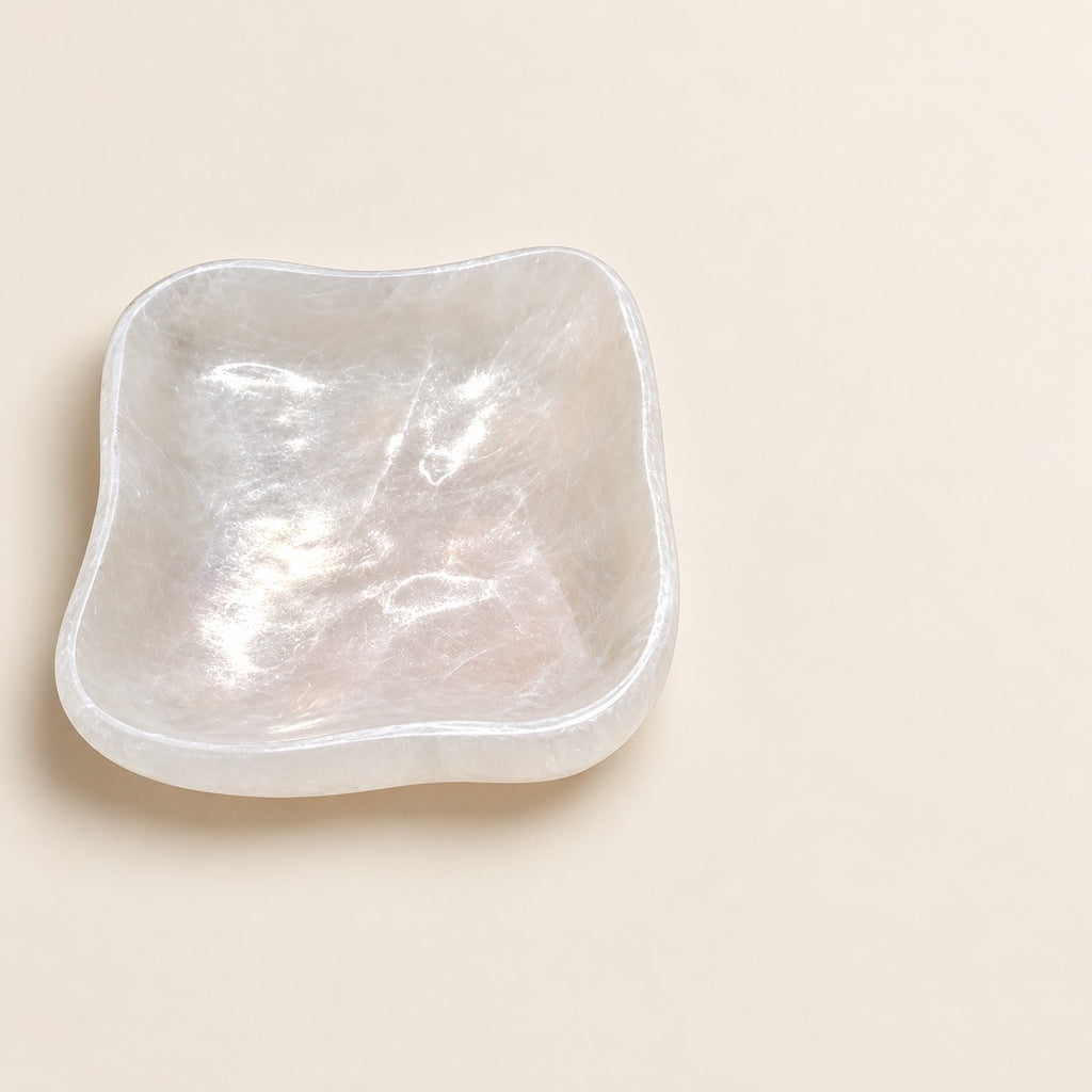 Bol carré sélenite vue de dessus fond beige — coupelle spirituelle bords ondulés naturels, chargeur cristaux artisanal | Pure Selenite