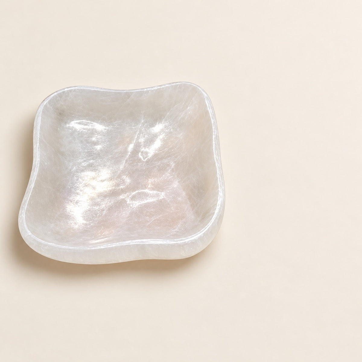Bol carré sélenite vue de dessus fond beige — coupelle spirituelle bords ondulés naturels, chargeur cristaux artisanal | Pure Selenite