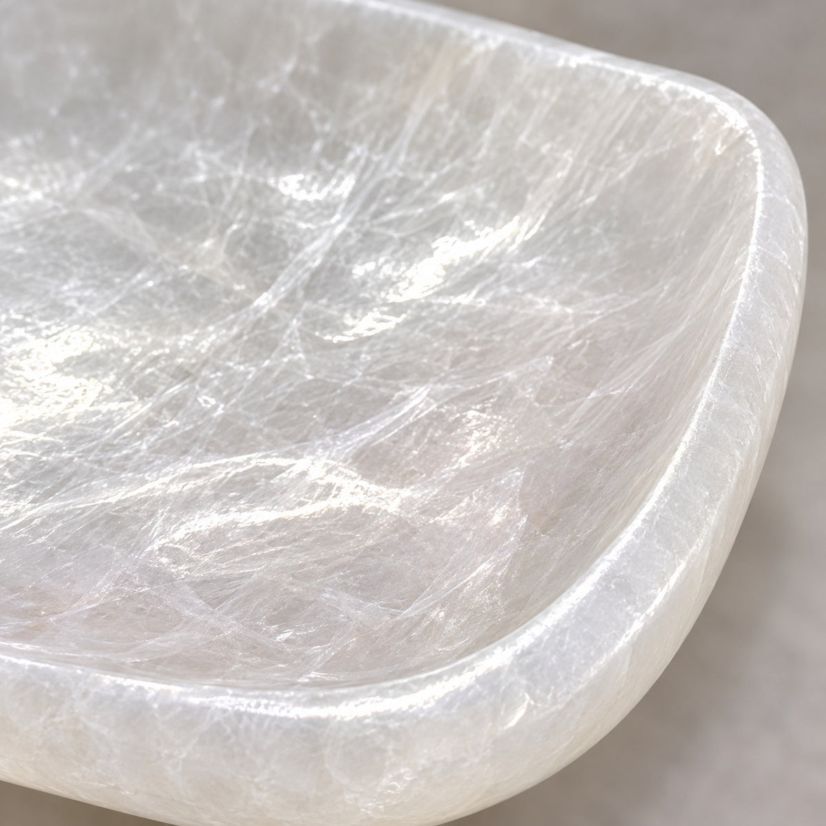 Gros plan bord intérieur bol sélenite naturelle — texture nacrée translucide unique, pierre purifiante handmade Maroc | Pure Selenite