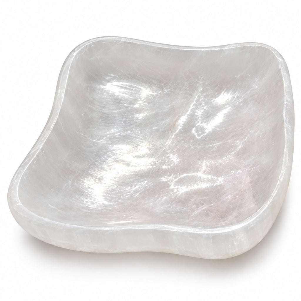 Bol carré sélenite naturelle vue 3/4 fond blanc — coupelle purifiante bords organiques, énergie positive artisanat marocain | Pure Selenite