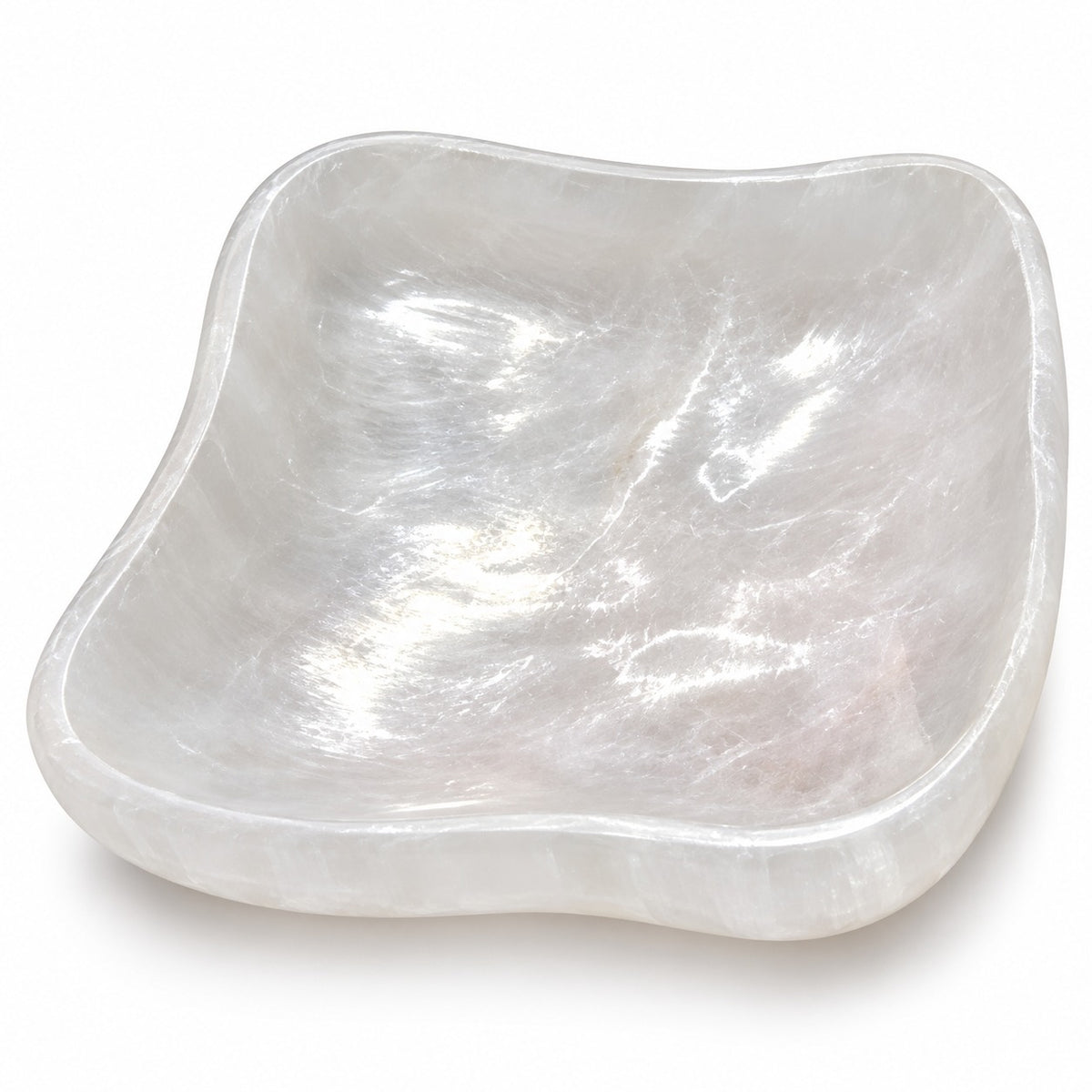 Bol carré sélenite naturelle vue 3/4 fond blanc — coupelle purifiante bords organiques, énergie positive artisanat marocain | Pure Selenite