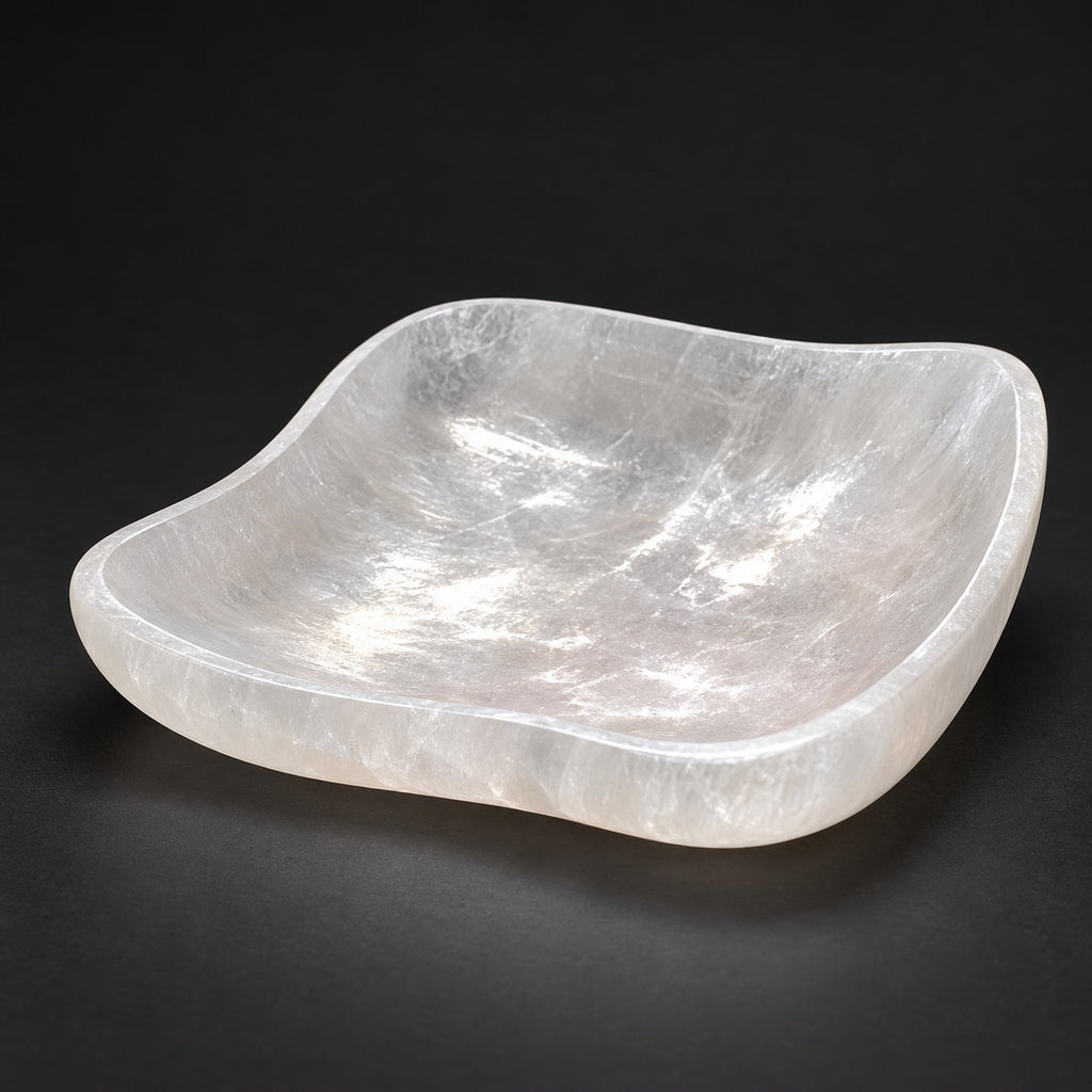 Bol sélenite carré fond noir — photo produit haute définition, cristal blanc translucide sculpté à la main au Maroc | Pure Selenite