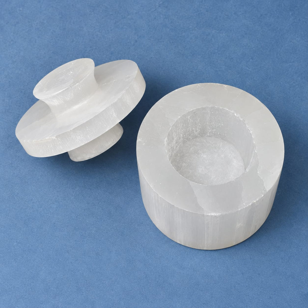 Boîte sélénite cylindrique avec couvercle à bouton — vue produit sur fond neutre, rangement cristaux purificateur, handmade Maroc | Pure Selenite