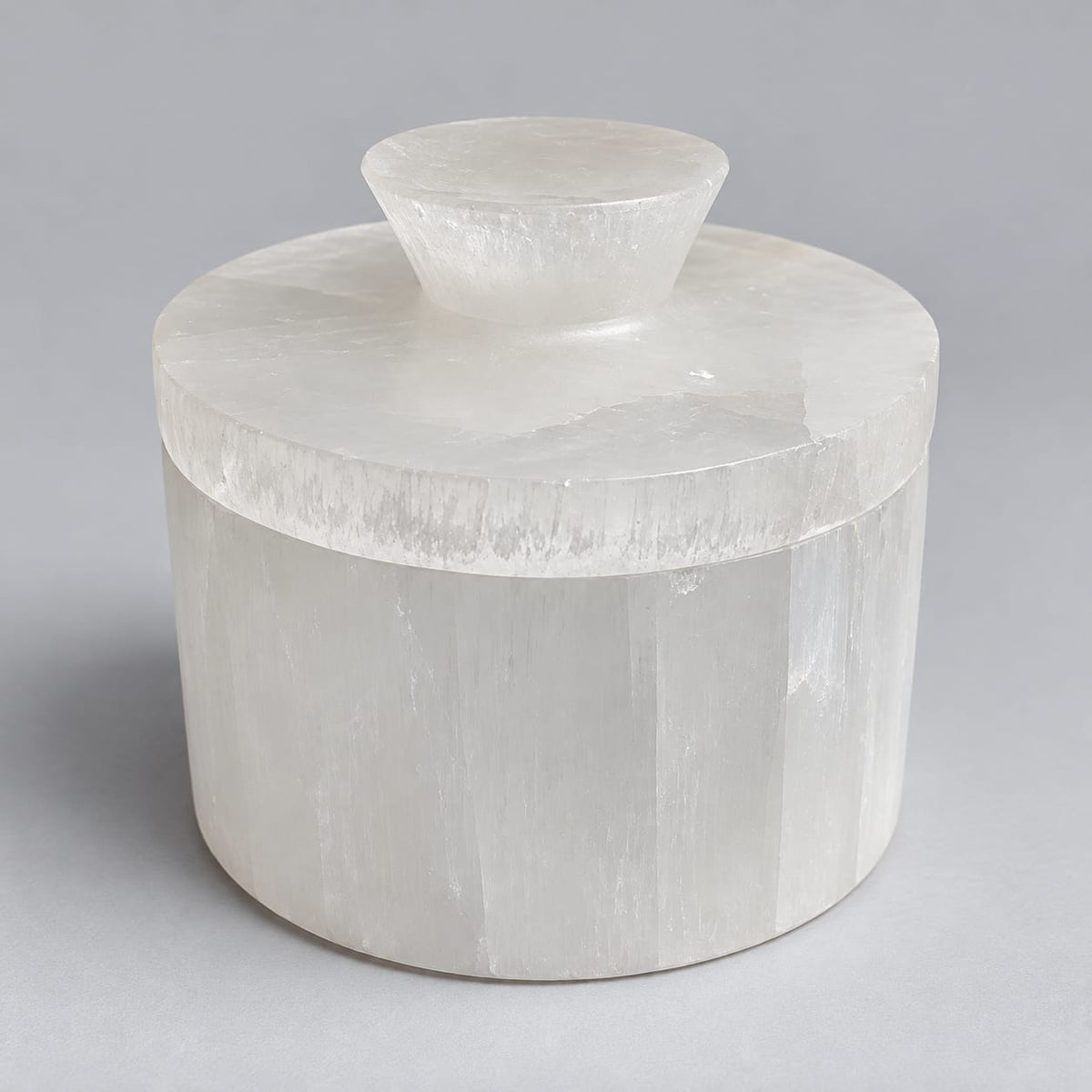 Boîte sélénite cylindrique avec couvercle à bouton — vue produit sur fond neutre, rangement cristaux purificateur, handmade Maroc | Pure Selenite