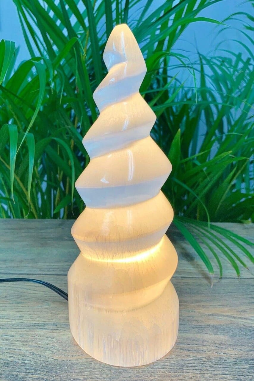 Détail sculpture spirale sélénite blanche translucide — vortex d'énergie positive, pièce unique, artisanat marocain fait main | Pure Selenite