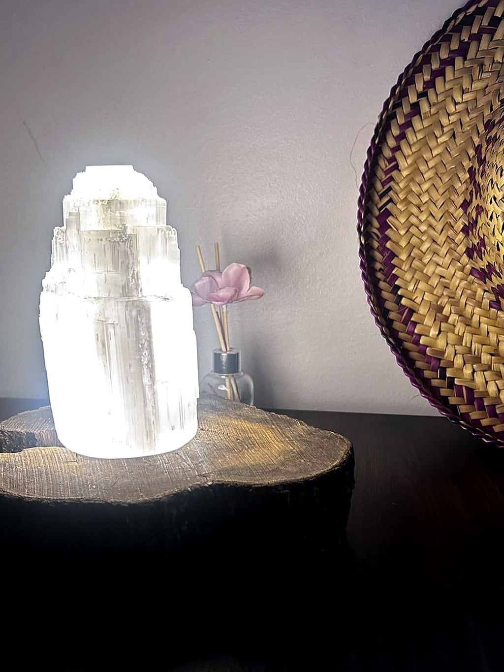 Lampe tour sélénite illuminée lumière douce colonne de lumière — outil spirituel Reiki et lithothérapie, handmade Maroc | Pure Selenite
