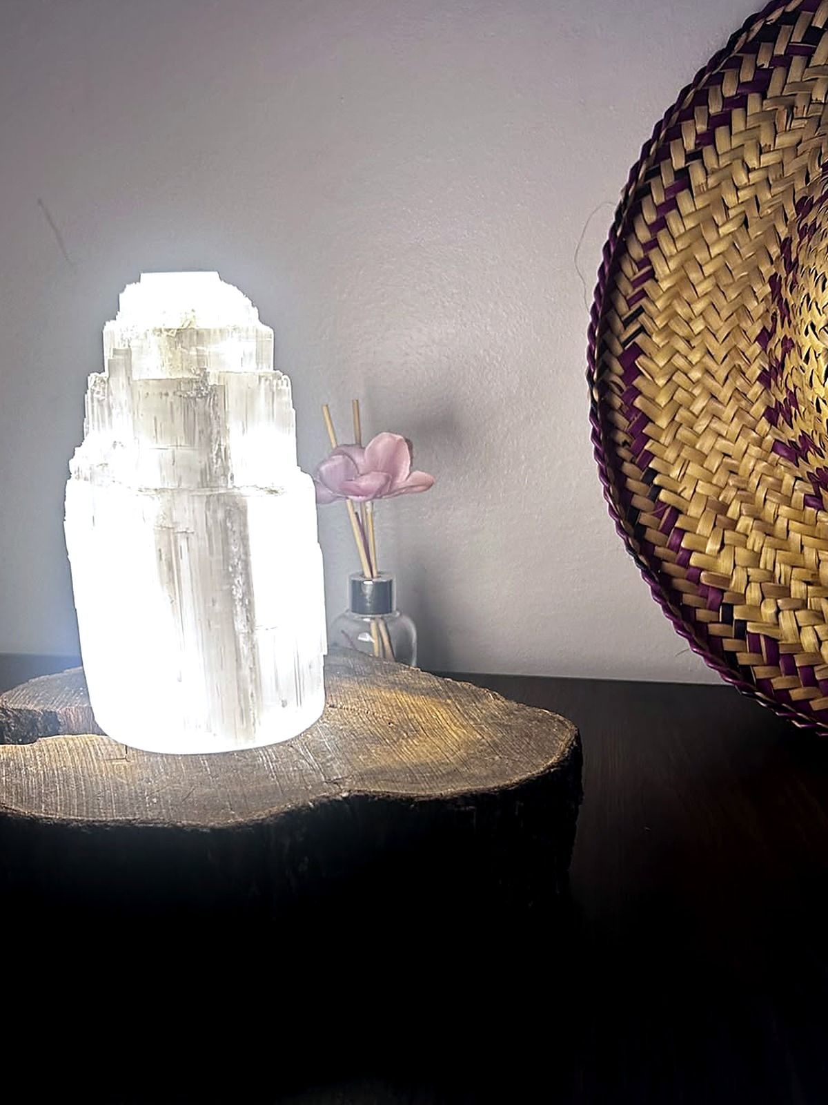 Lampe tour sélénite illuminée lumière douce colonne de lumière — outil spirituel Reiki et lithothérapie, handmade Maroc | Pure Selenite