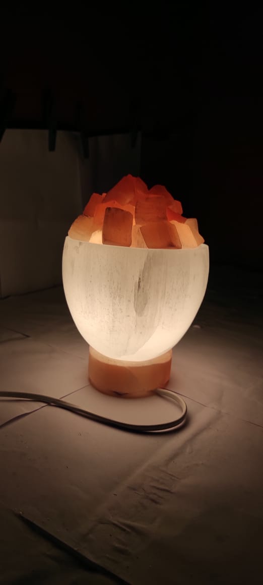 Détail brasero sélénite naturelle sur socle bois — pierres oranges incandescentes, chakra sacral, artisanat marocain unique | Pure Selenite