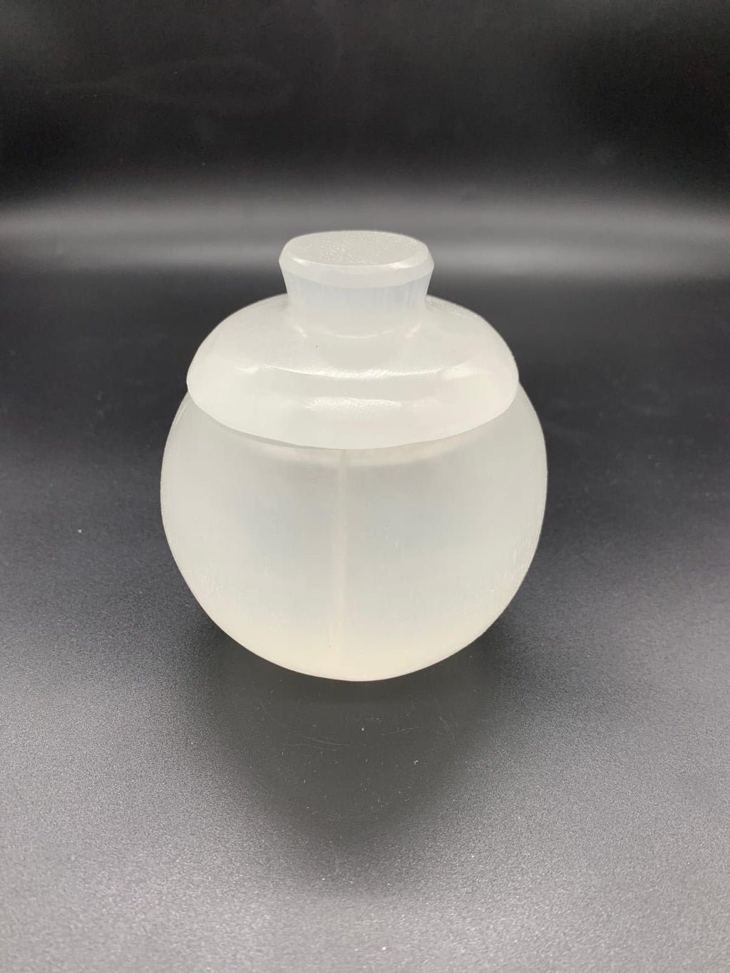 Détail pot boule sélénite naturelle sur coiffeuse — décoration luxe zen, Reiki et lithothérapie, artisanat marocain fait main | Pure Selenite