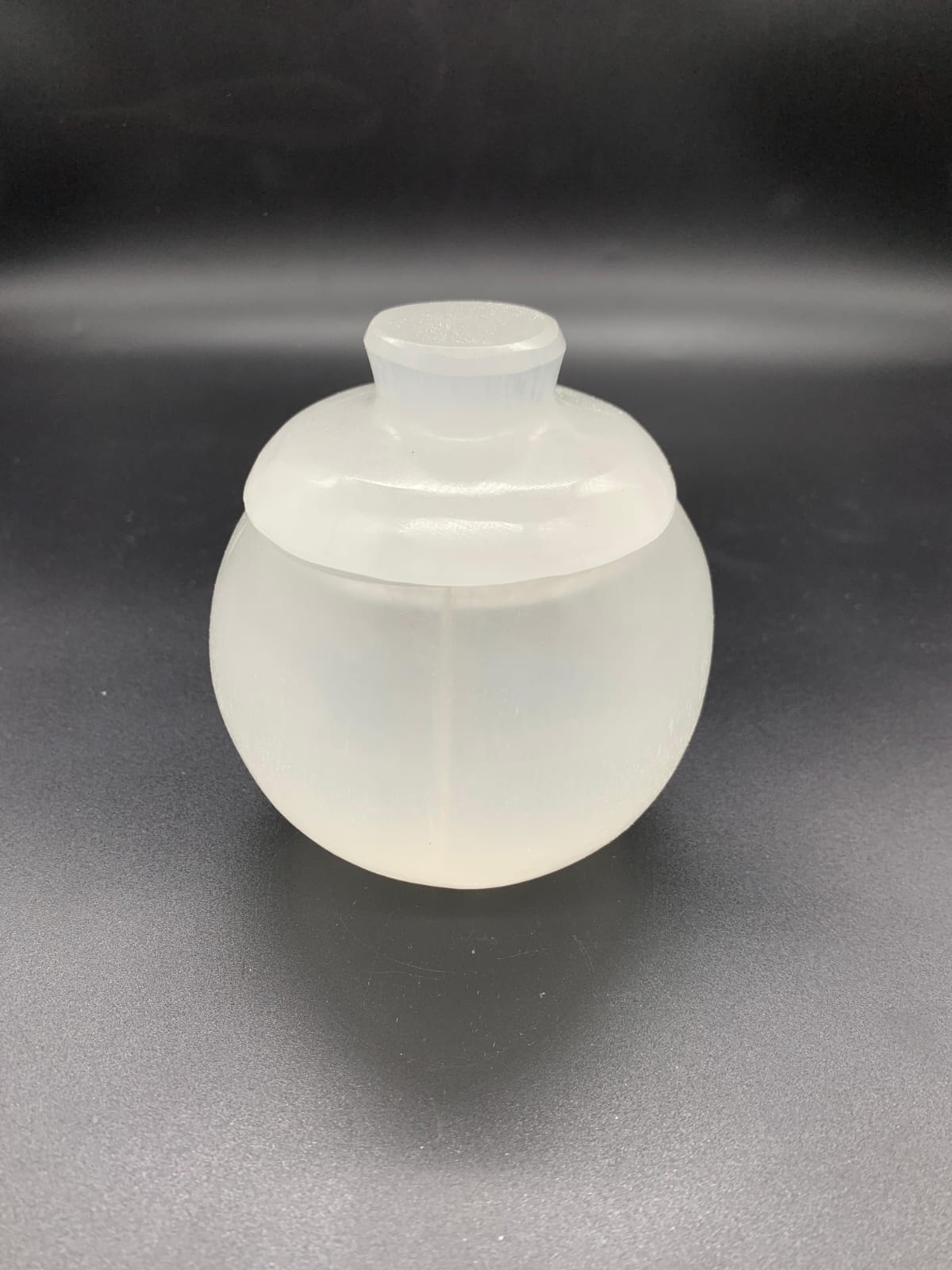 Détail pot boule sélénite naturelle sur coiffeuse — décoration luxe zen, Reiki et lithothérapie, artisanat marocain fait main | Pure Selenite