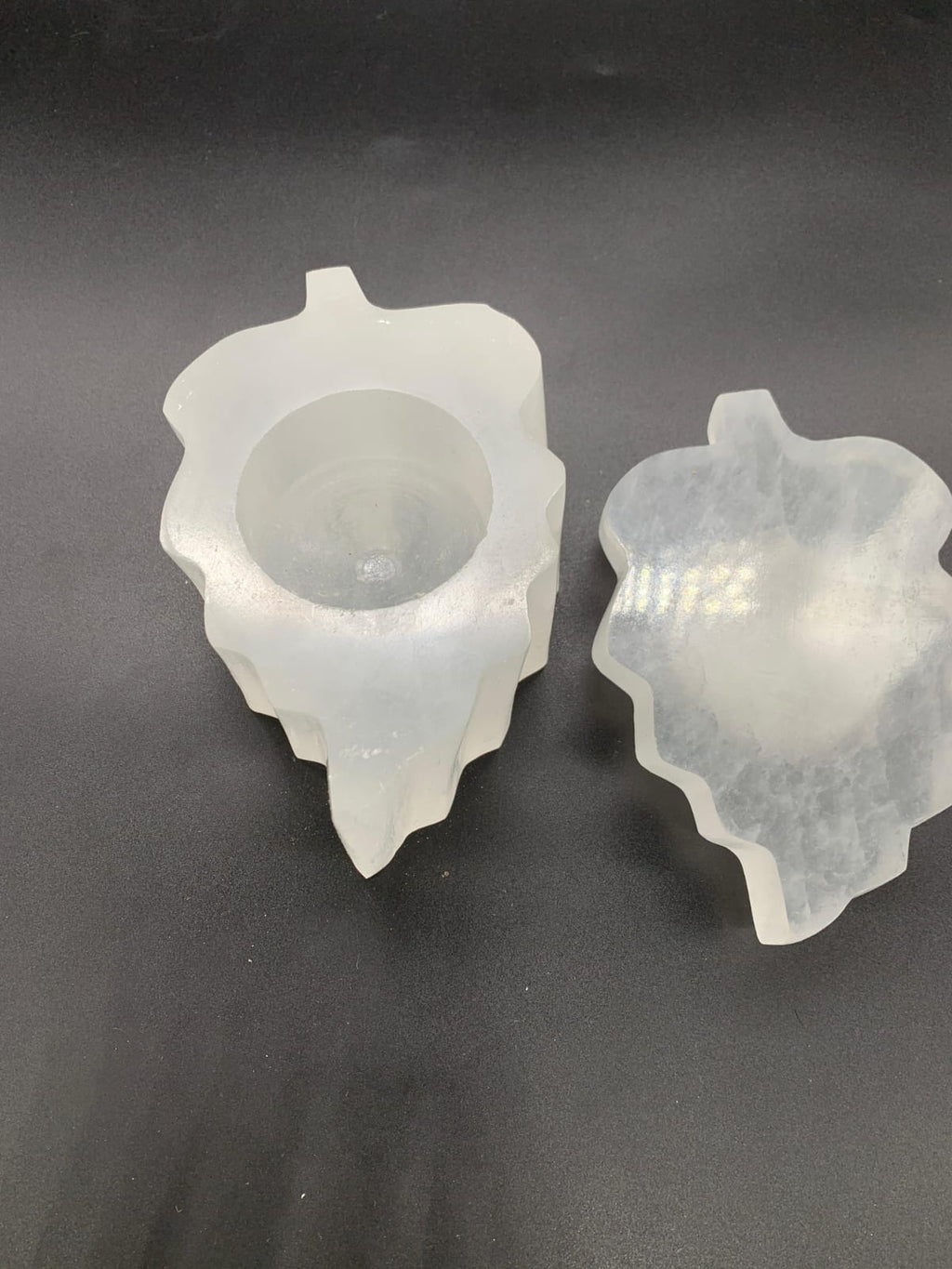 Détail grappe de raisin sculptée en sélénite blanche translucide — pièce unique, artisanat marocain fait main | Pure Selenite