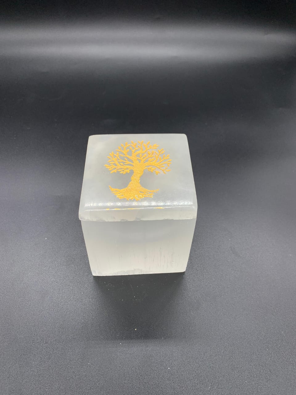 Détail gravure arbre de vie doré sur sélénite blanche translucide — symbole sacré, lithothérapie et Reiki, artisanat marocain | Pure Selenite