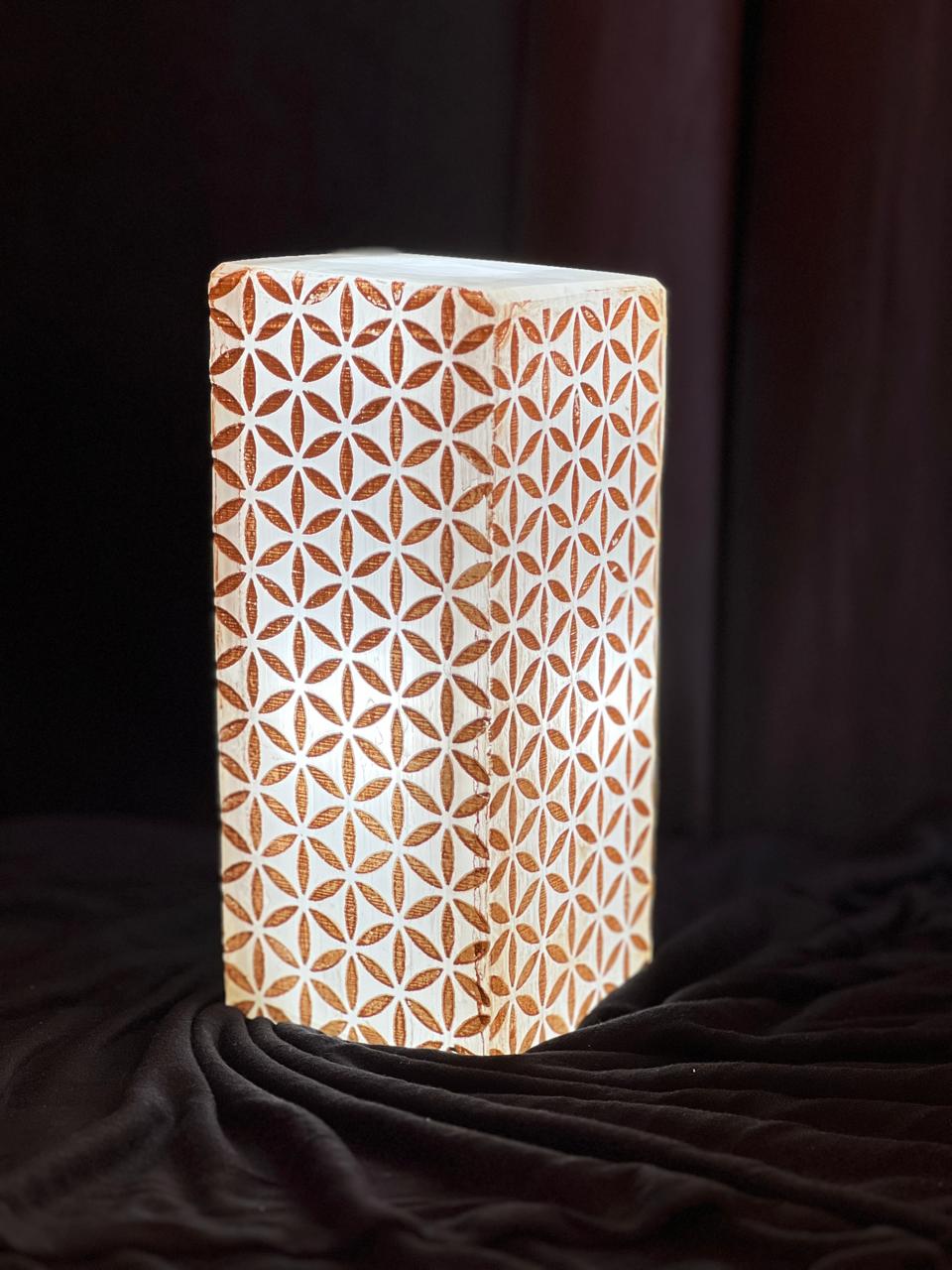 Tour Fleur de Vie en sélénite naturelle gravée à la main au Maroc — géométrie sacrée, artisanat authentique et pierre purifiante | Pure Selenite