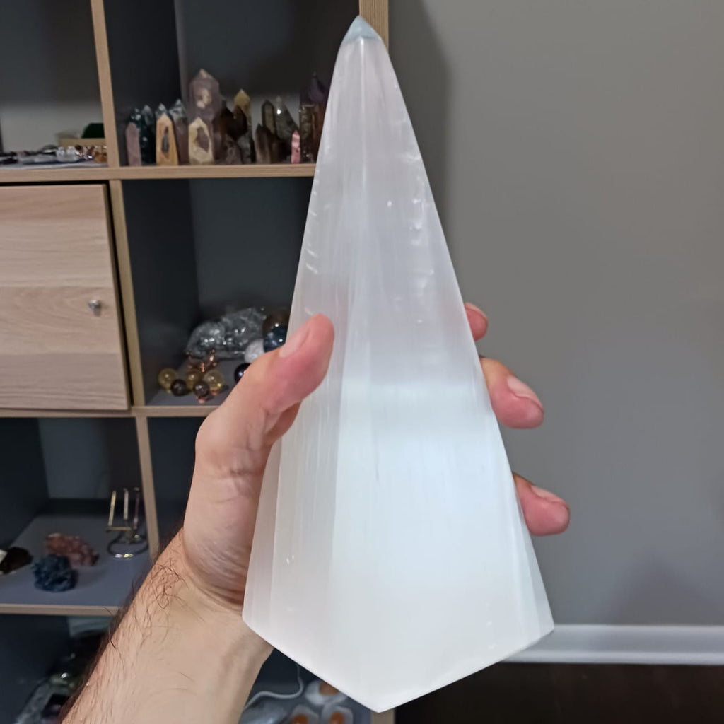 Pyramide sélenite pure base naturelle — outil spirituel Reiki et lithothérapie, chakra couronne, fait main au Maroc | Pure Selenite