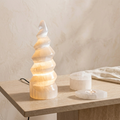 Coffret Sérénité Dorée : lampe spirale, bougeoir Œil et boîte cylindrique avec couvercle en sélénite.