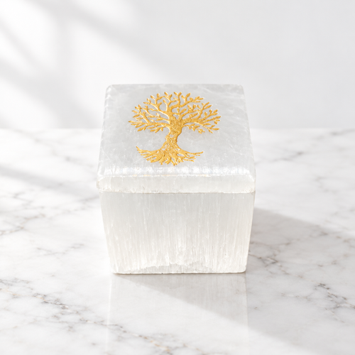 Boîte cube en sélénite avec arbre de vie doré gravé à la main au Maroc — écrin sacré bijoux et cristaux, artisanat authentique | Pure Selenite