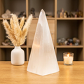 Pyramide en sélénite naturelle sculptée à la main au Maroc — géométrie sacrée, artisanat authentique et pierre purifiante | Pure Selenite